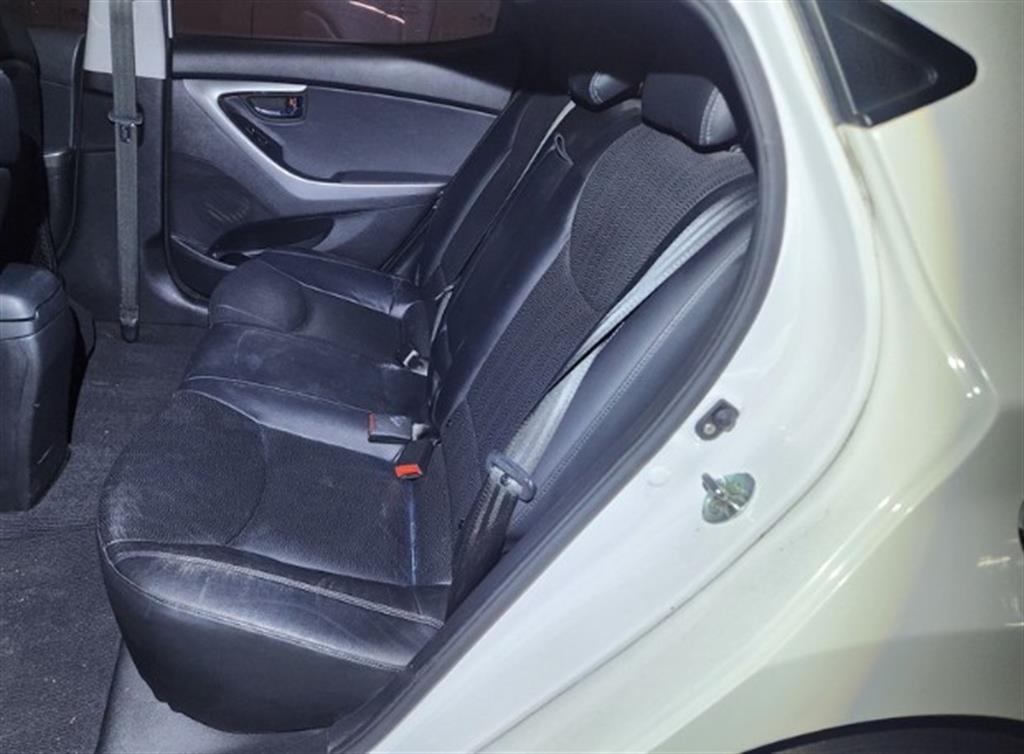 HYUNDAI Avante - Vista 5