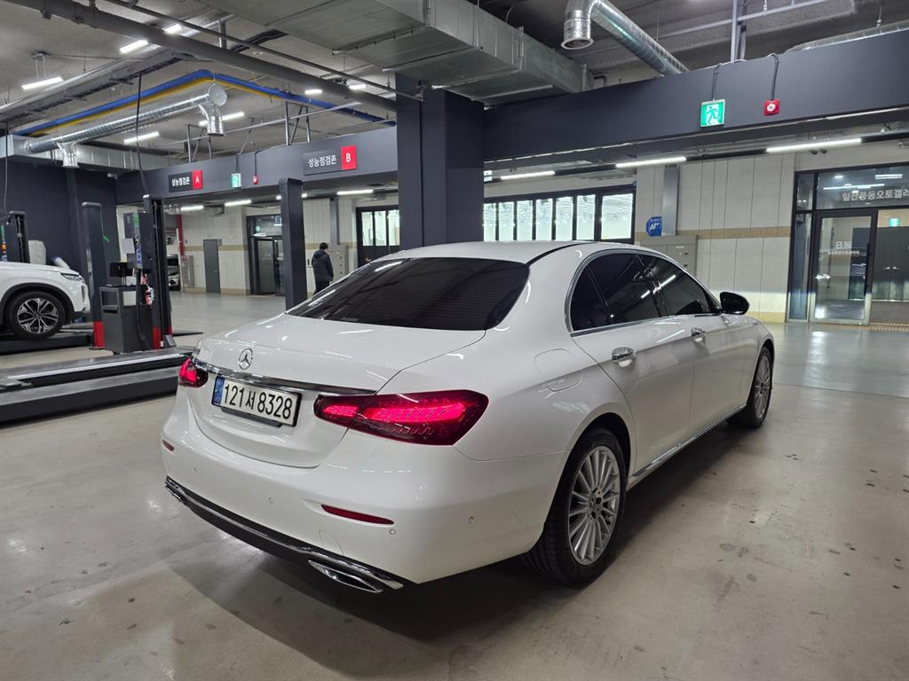 Mercedes Benz E class - Vista 4