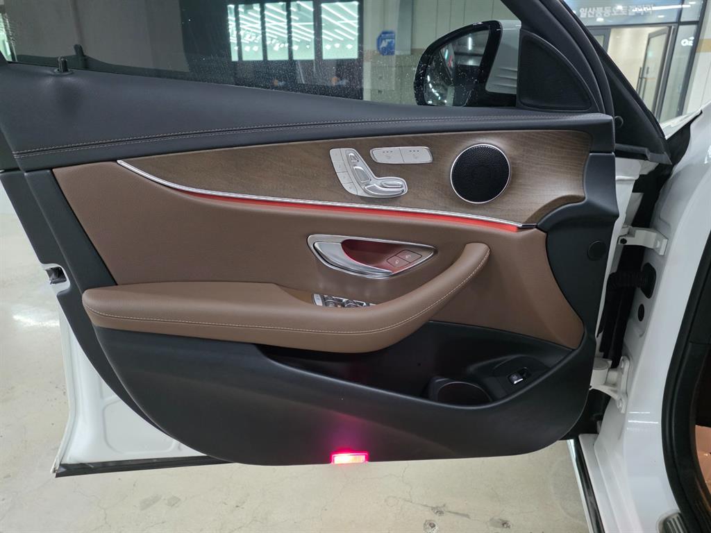 Mercedes Benz E class - Vista 12