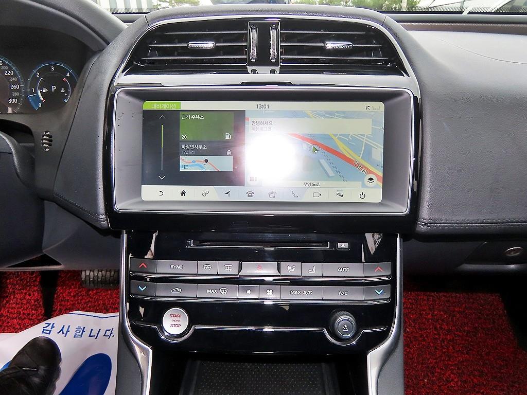 Jaguar XE - Vista 12