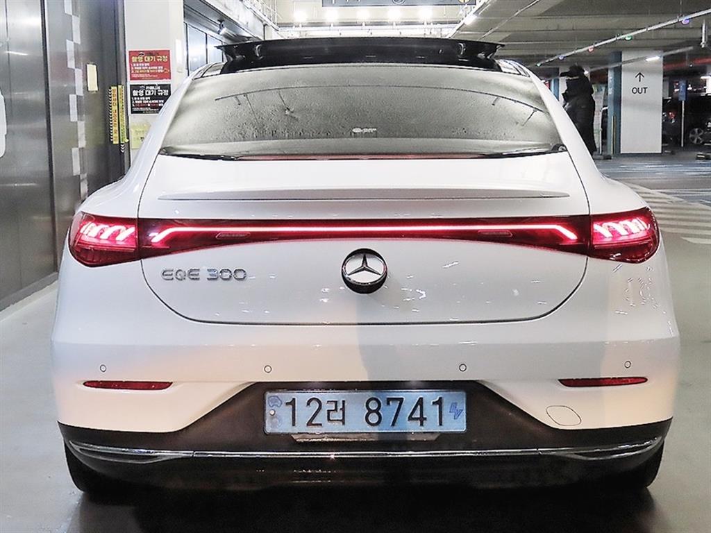 Mercedes Benz EQE - Vista 5