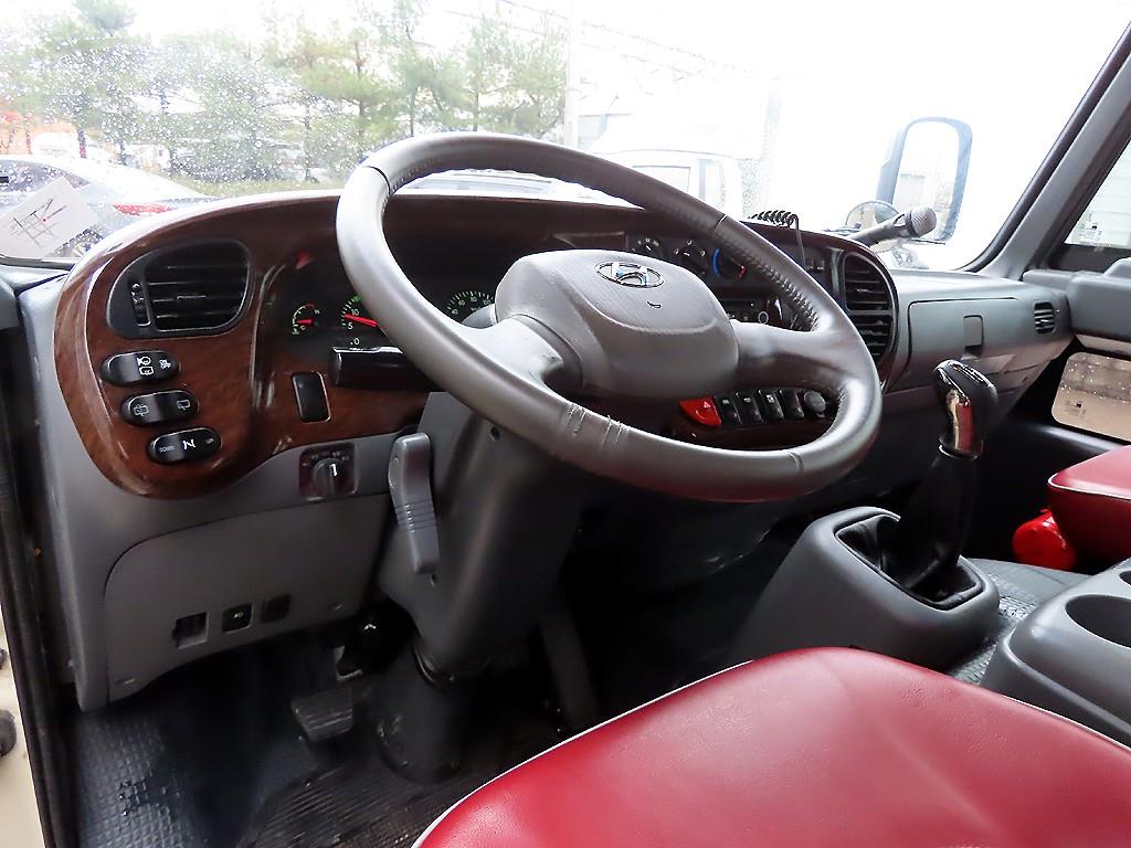 medium and large bus Hyundai bus - Vista 8