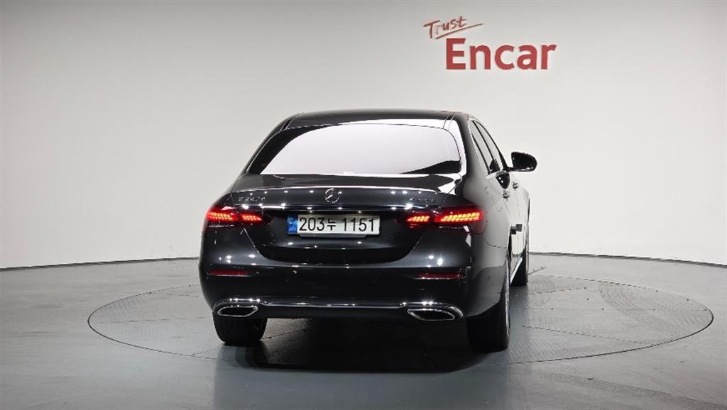 Mercedes Benz E class - Vista 4