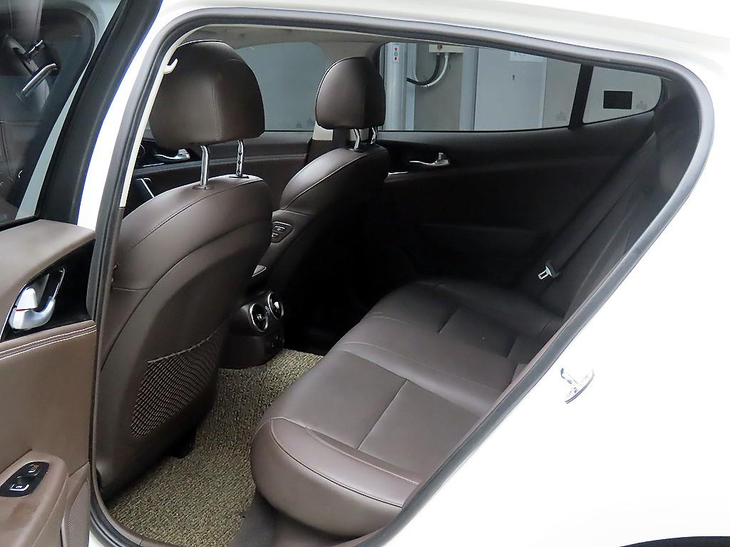 KIA Stinger - Vista 6