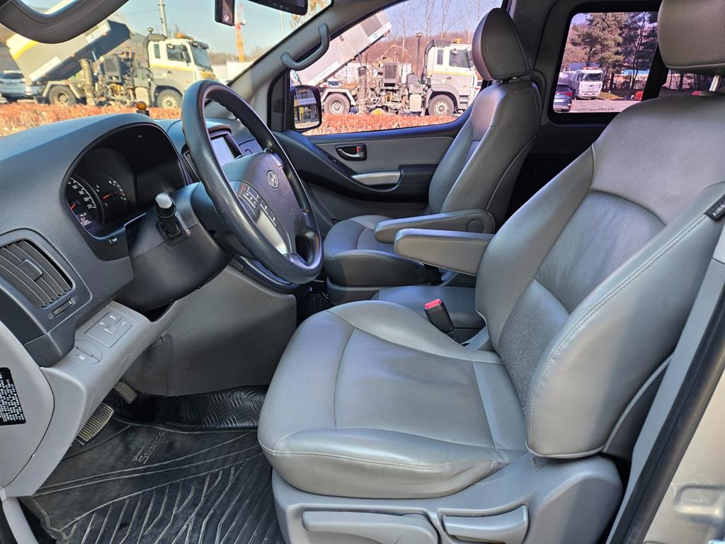 HYUNDAI Starex - Vista 8