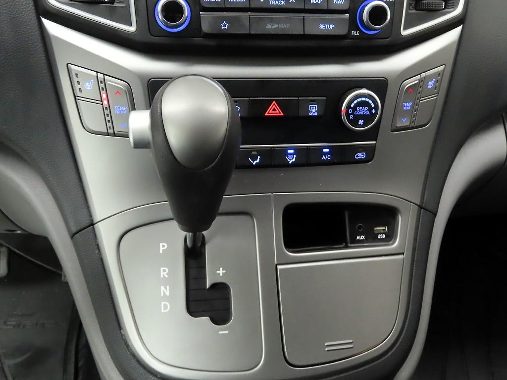 HYUNDAI Starex - Vista 10