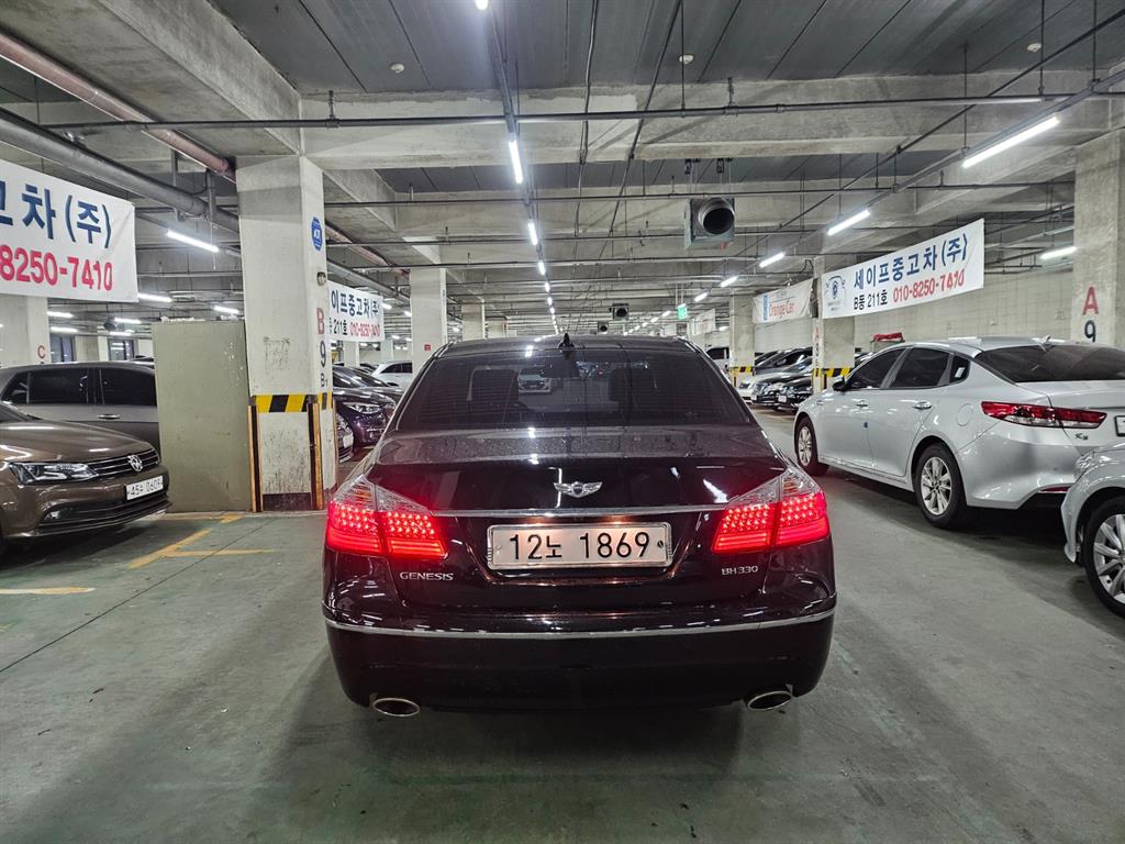 HYUNDAI Genesis - Vista 4