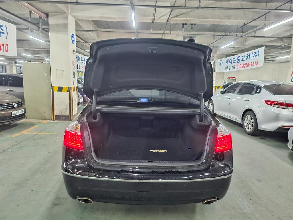 HYUNDAI Genesis - Vista 5