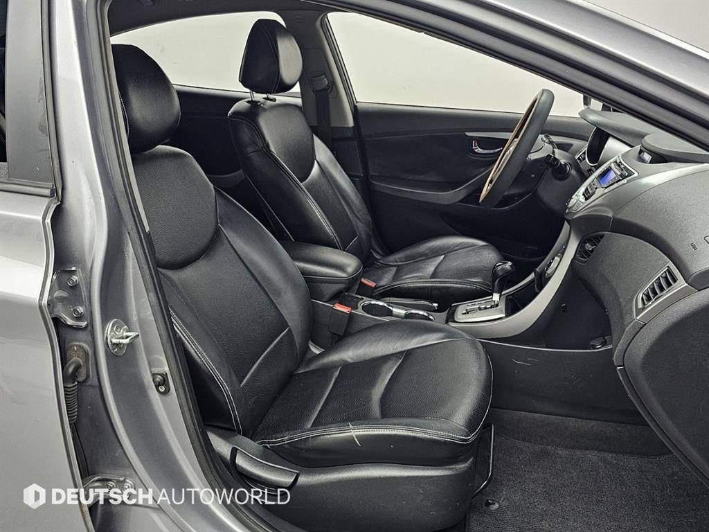 HYUNDAI Avante - Vista 10