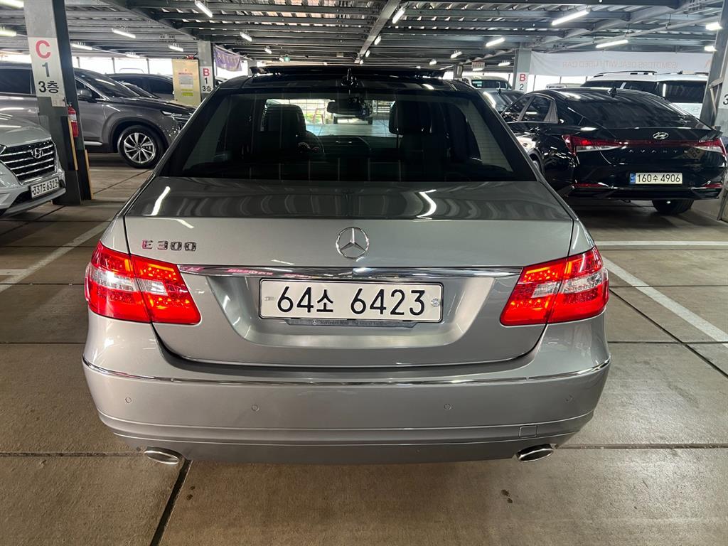 Mercedes Benz E class - Vista 4