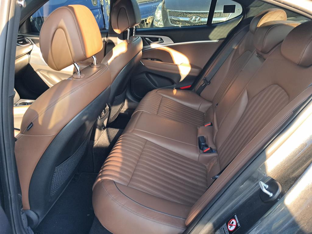 Genesis G70 - Vista 12