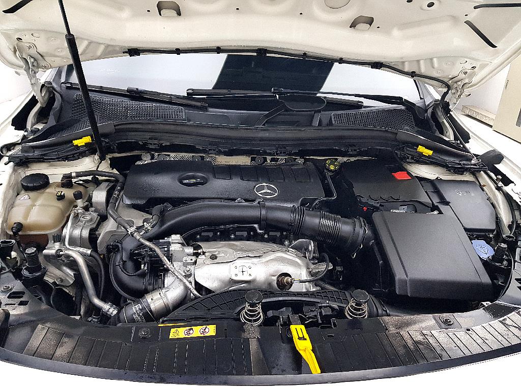 Mercedes Benz GLA Class - Vista 6