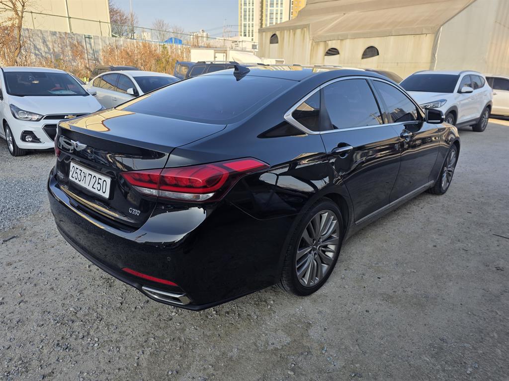 HYUNDAI Genesis - Vista 4