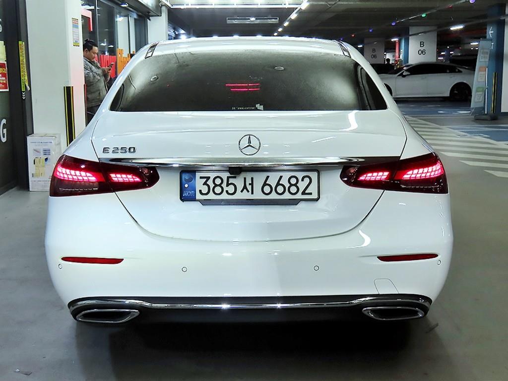 Mercedes Benz E class - Vista 5