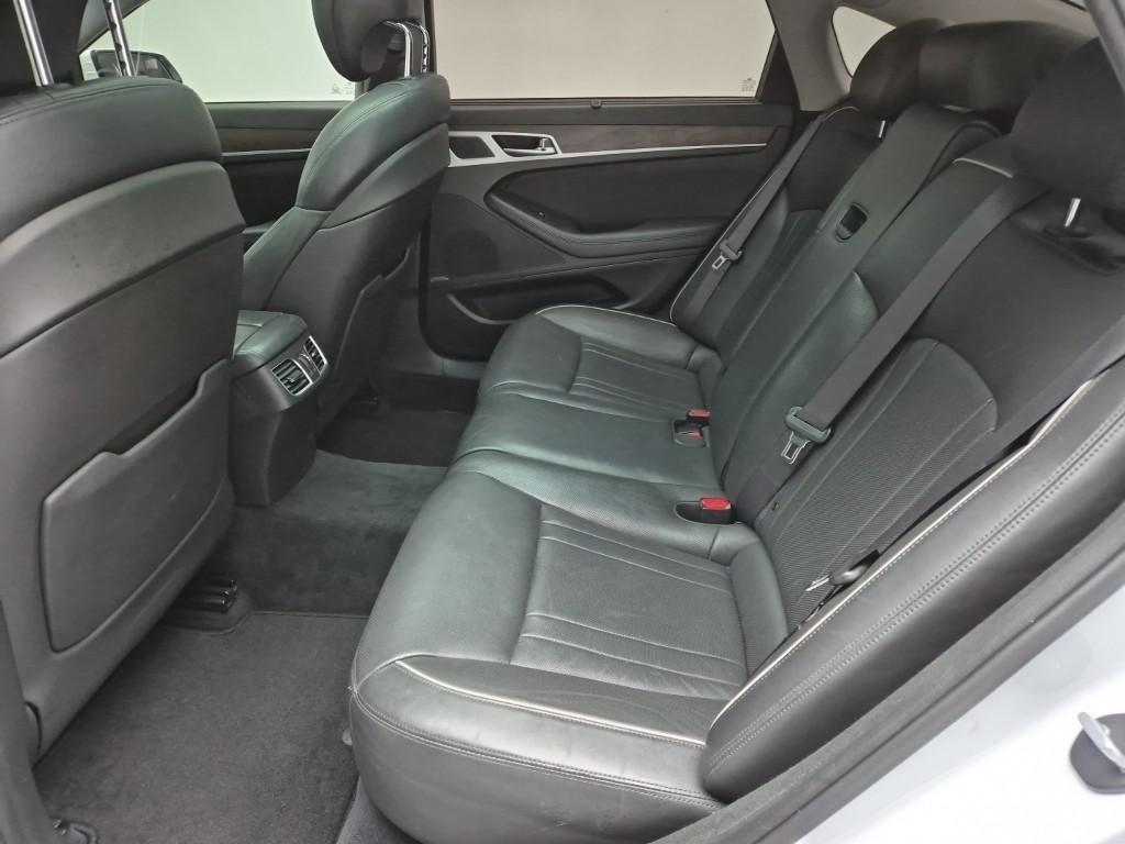 HYUNDAI Genesis - Vista 12