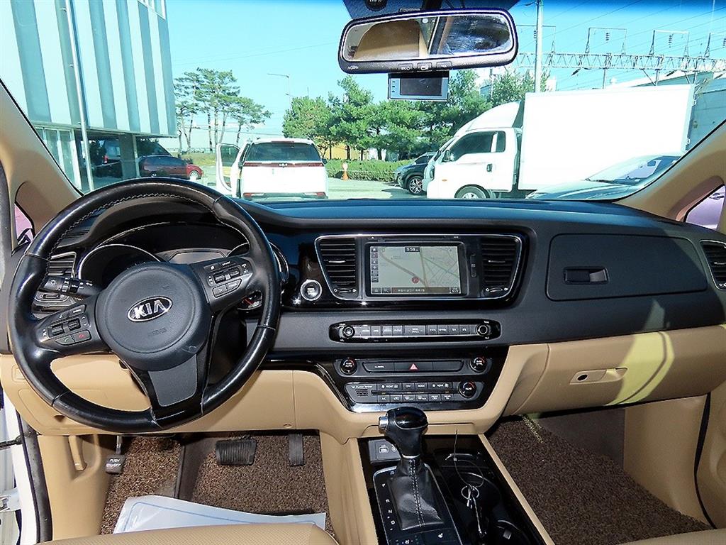 KIA Carnival - Vista 8