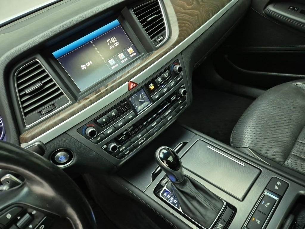 HYUNDAI Genesis - Vista 10