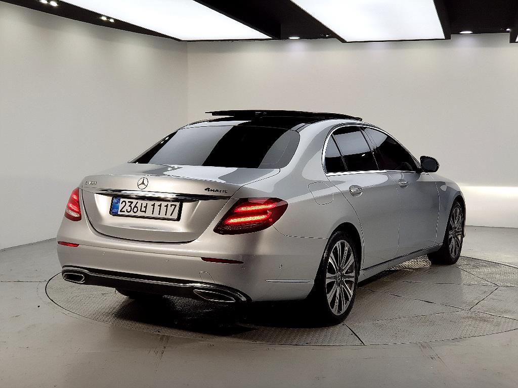 Mercedes Benz E class - Vista 4