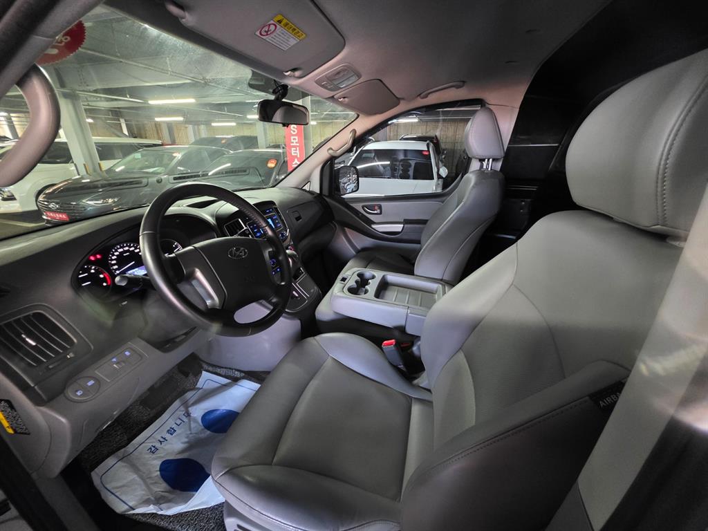 HYUNDAI Starex - Vista 8