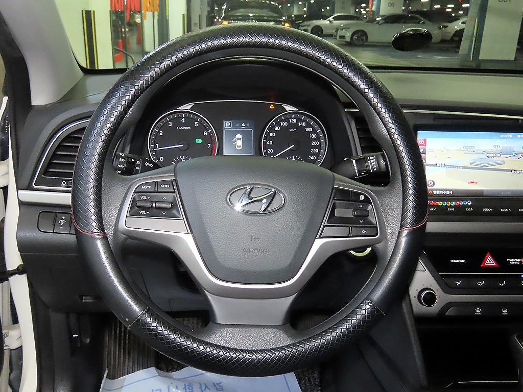 HYUNDAI Avante - Vista 8