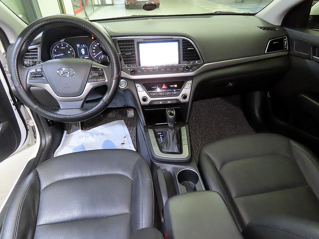 HYUNDAI Avante - Vista 10