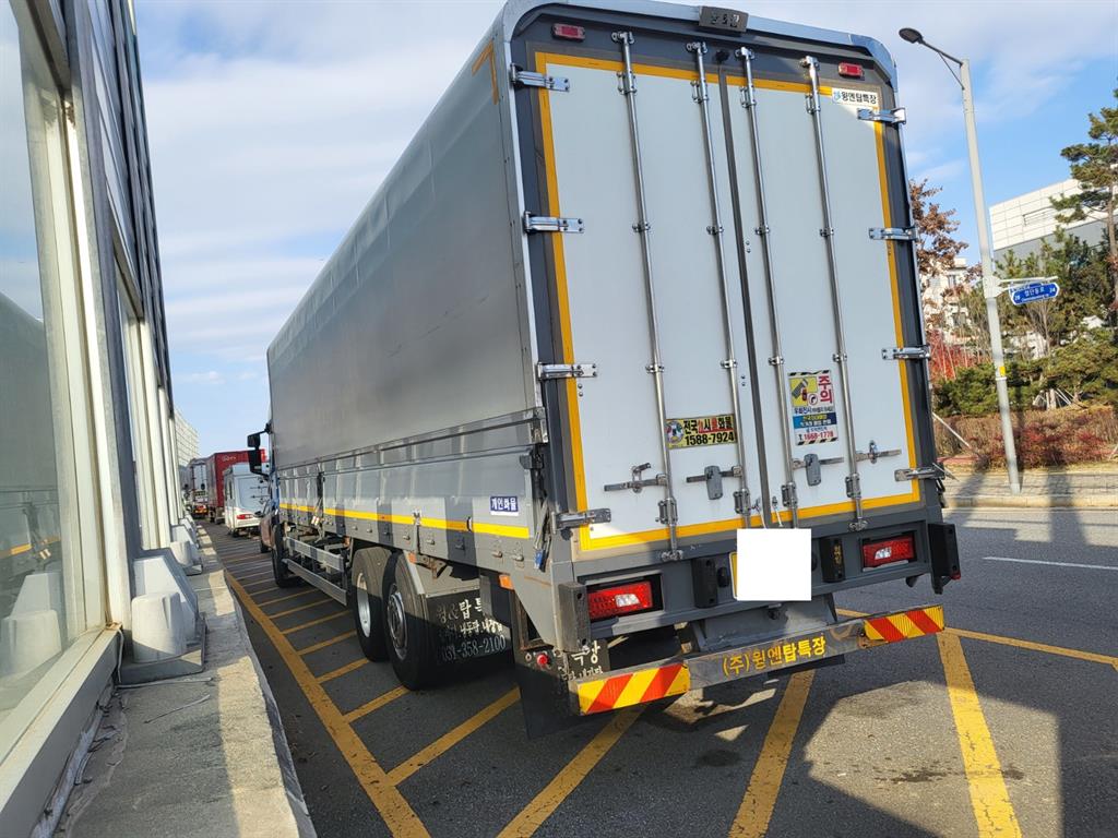 medium and large cargo truck - Vista 3