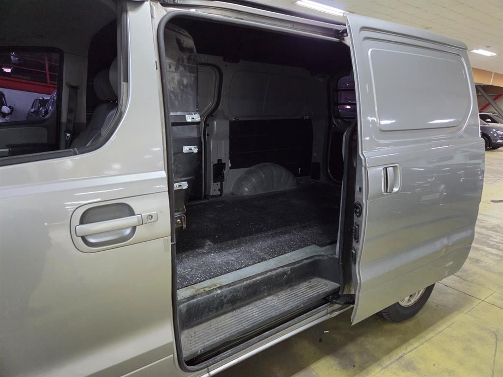 HYUNDAI Starex - Vista 7