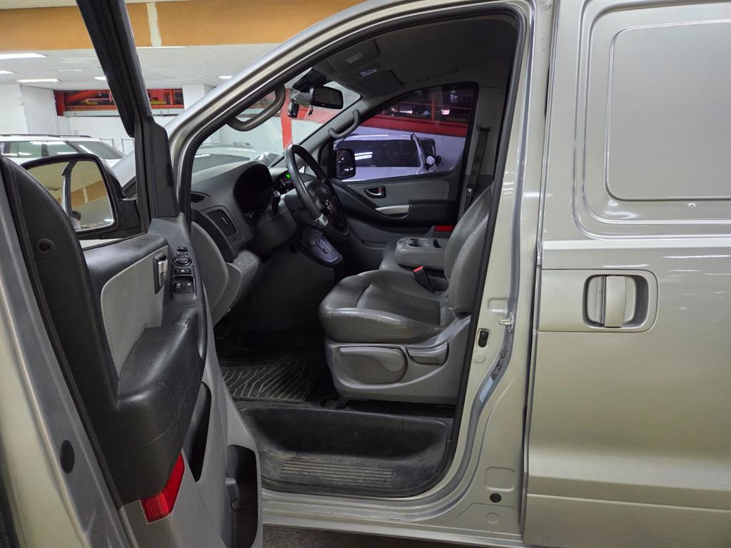 HYUNDAI Starex - Vista 6