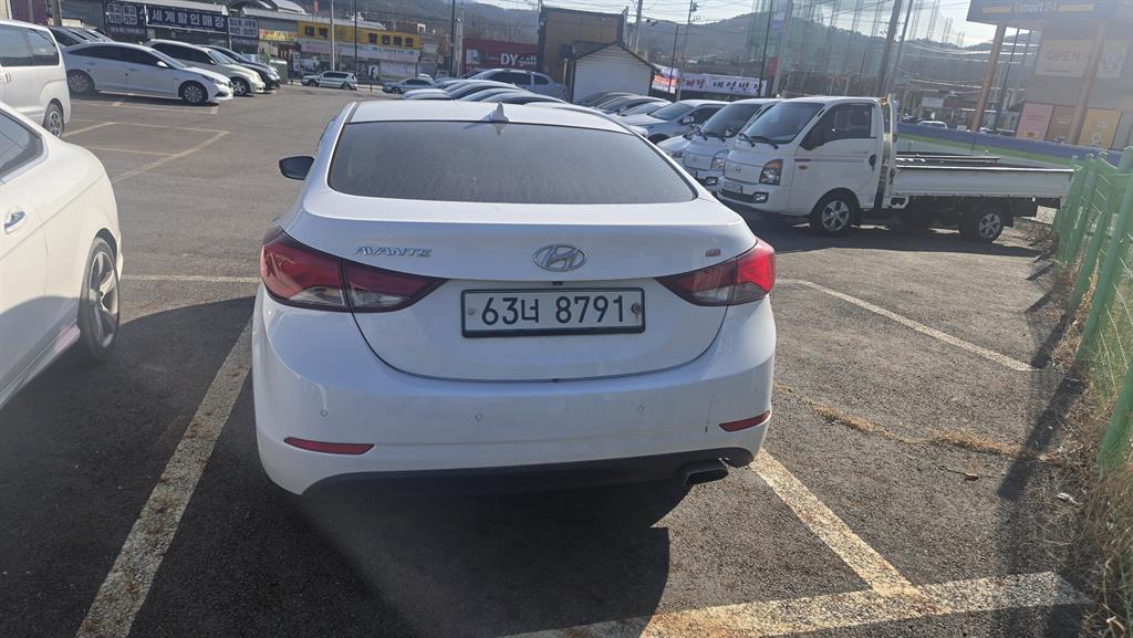 HYUNDAI Avante - Vista 4