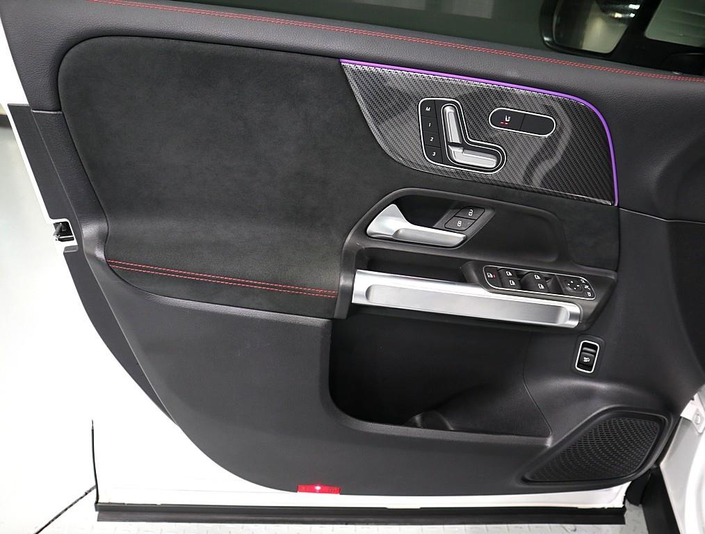 Mercedes Benz GLB Class - Vista 8