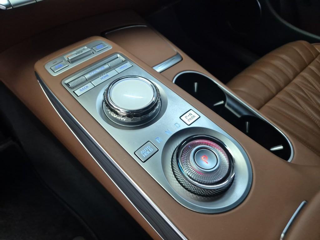 Genesis GV70 - Vista 8