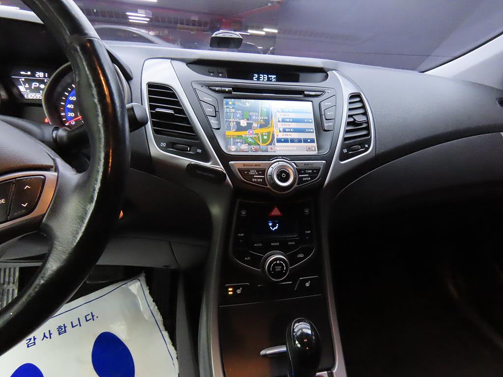 HYUNDAI Avante - Vista 10