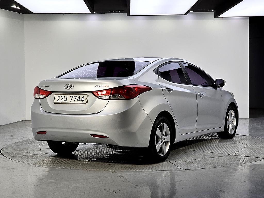 HYUNDAI Avante - Vista 4