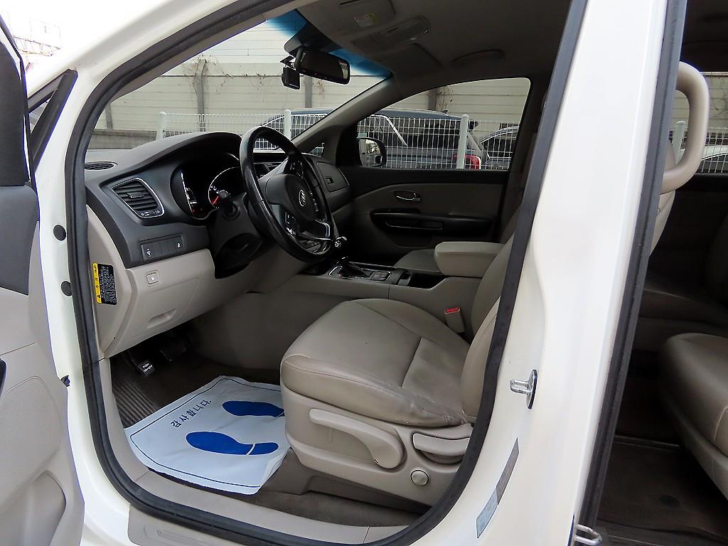 KIA Carnival - Vista 5