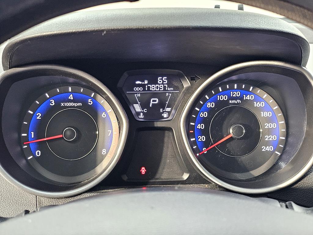 HYUNDAI Avante - Vista 6