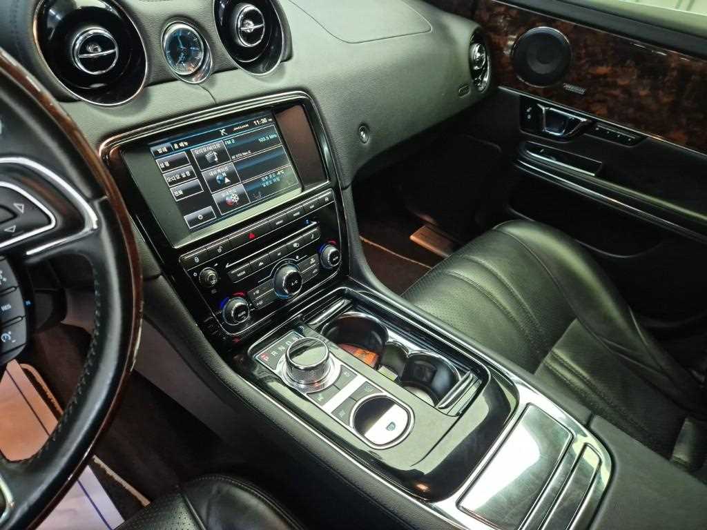 Jaguar XJ - Vista 10