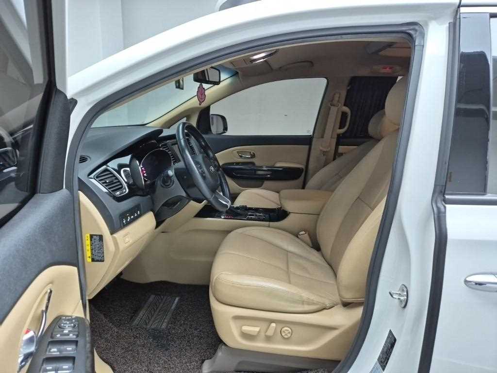 KIA Carnival - Vista 11