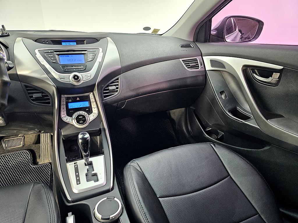 HYUNDAI Avante - Vista 9