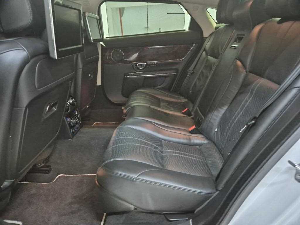 Jaguar XJ - Vista 12