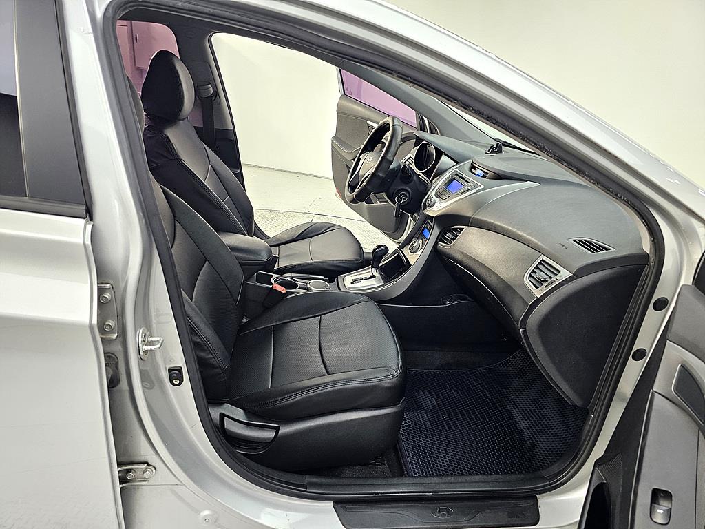 HYUNDAI Avante - Vista 10