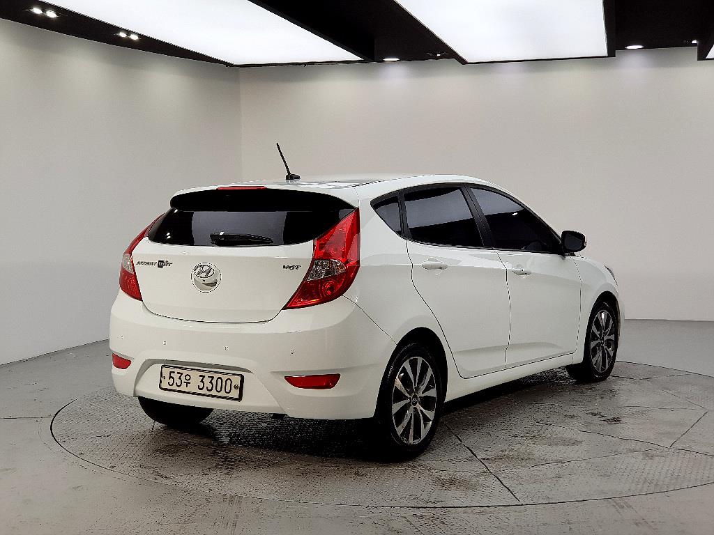 HYUNDAI Accent - Vista 4