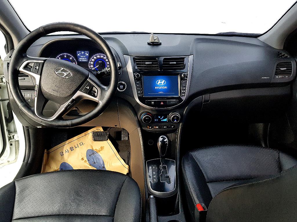 HYUNDAI Accent - Vista 5