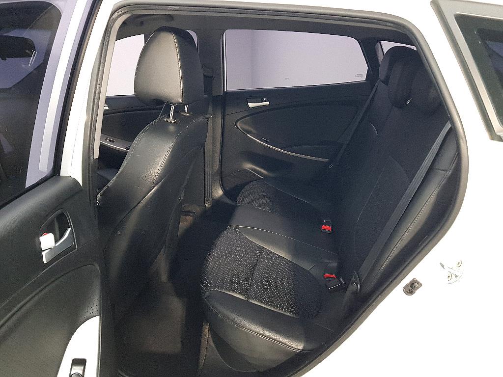 HYUNDAI Accent - Vista 9