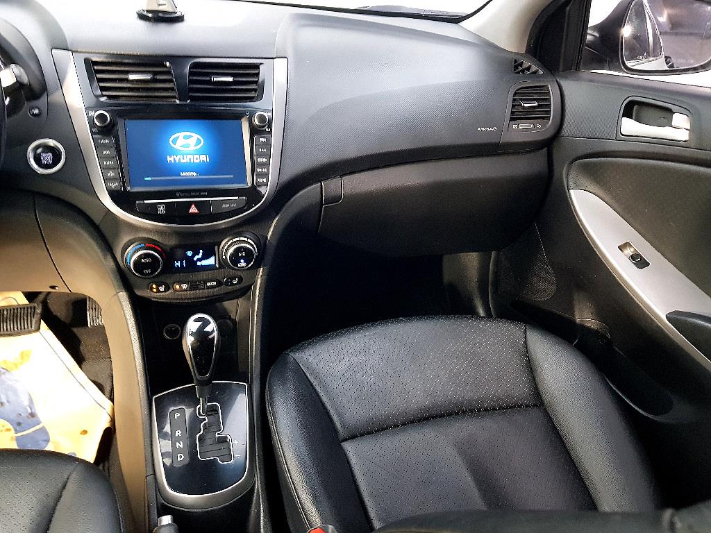 HYUNDAI Accent - Vista 10