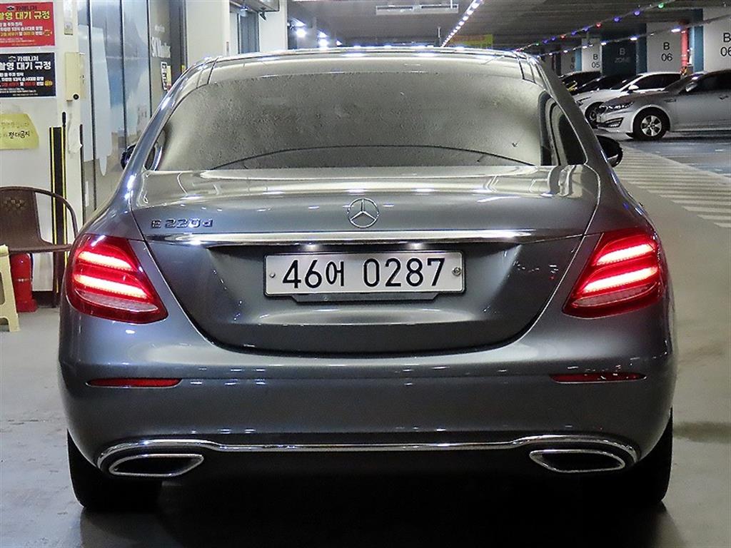 Mercedes Benz E class - Vista 5