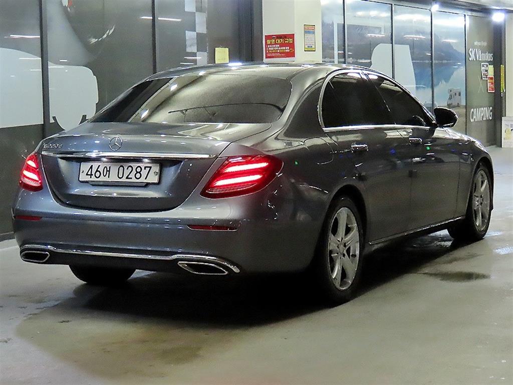 Mercedes Benz E class - Vista 4