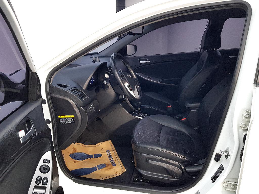 HYUNDAI Accent - Vista 8