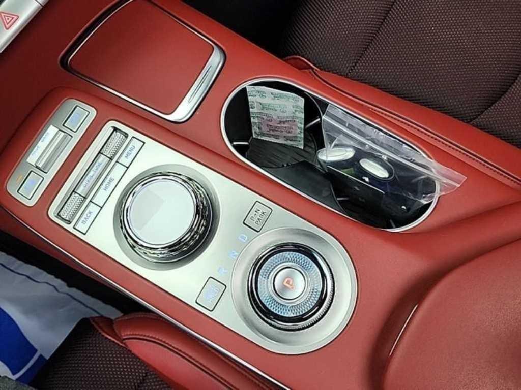 Genesis GV70 - Vista 8