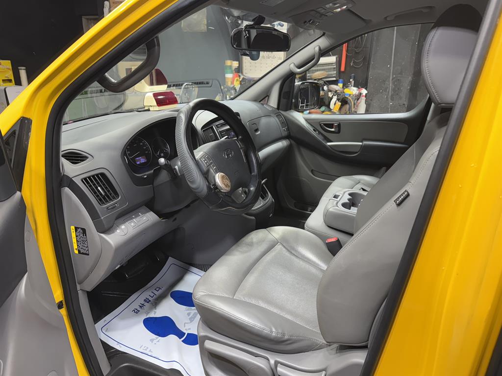 HYUNDAI Starex - Vista 6