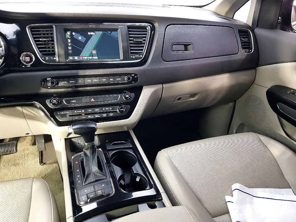 KIA Carnival - Vista 10